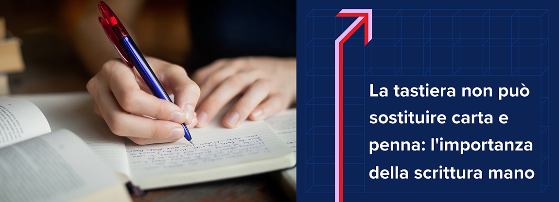 Grafico blu con cubi, una freccia rossa/viola chiaro e la frase in bianco "La tastiera non può sostituire carta e penna: l'mportanza della scrittura a mano" accanto all'immagine di una mano che con una penna scrive su un quaderno