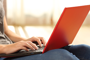 studentessa seduta mentre digita su un laptop