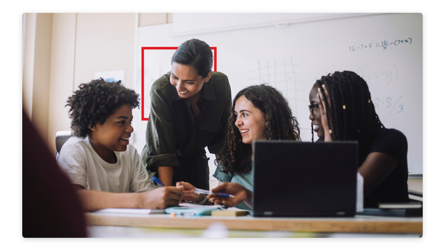 Docente in aula con i suoi studenti con il cubo McGraw Hill sullo sfondo come simbolo del nostro supporto.
