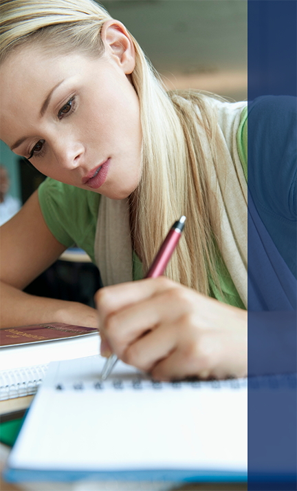 ragazza che prende appunti su un quaderno