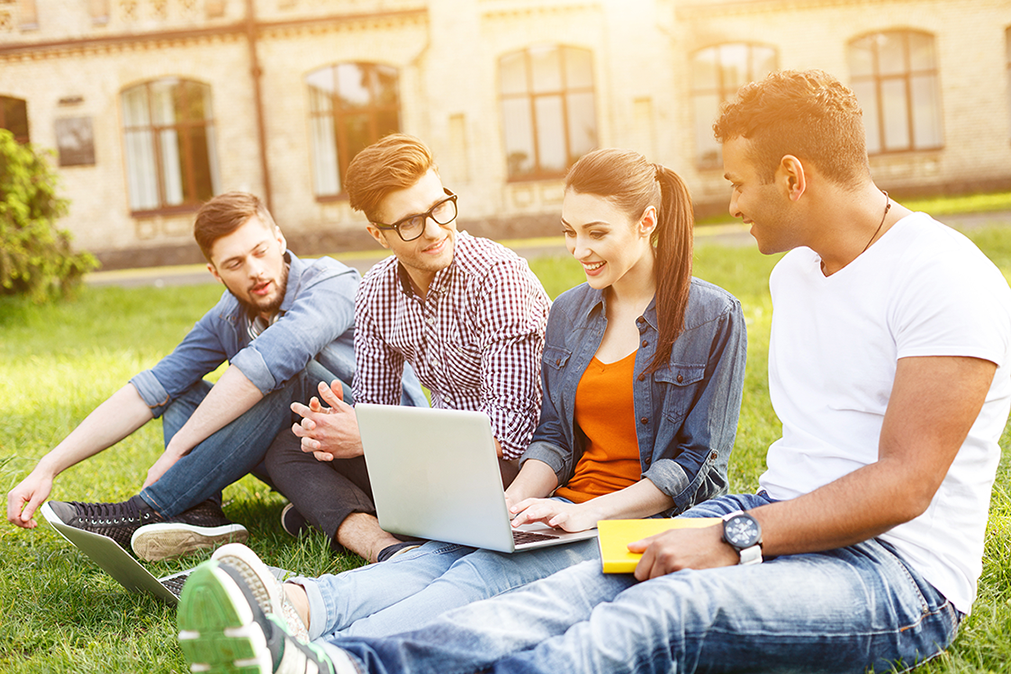 studenti che conversano fuori dal campus universitario
