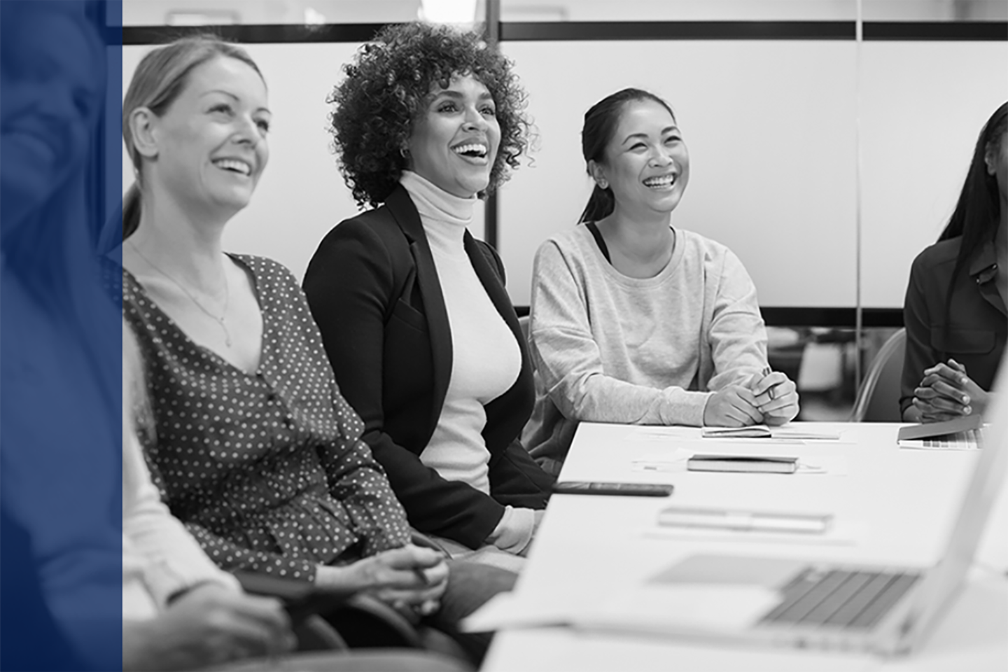 donne in ufficio che ascoltano la lezione